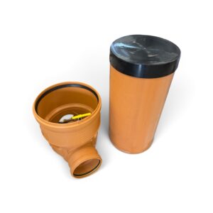 En orange plaströrskoppling med en svart tätning är placerad bredvid ett matchande orange cylindriskt lock, båda mot en vit bakgrund. Dessa komponenter ingår i systemet ”Tillsynsbrunn 400 mm med backventil – komplett system”, vilket garanterar tillförlitlig och långvarig prestanda för effektiv vattenhantering.